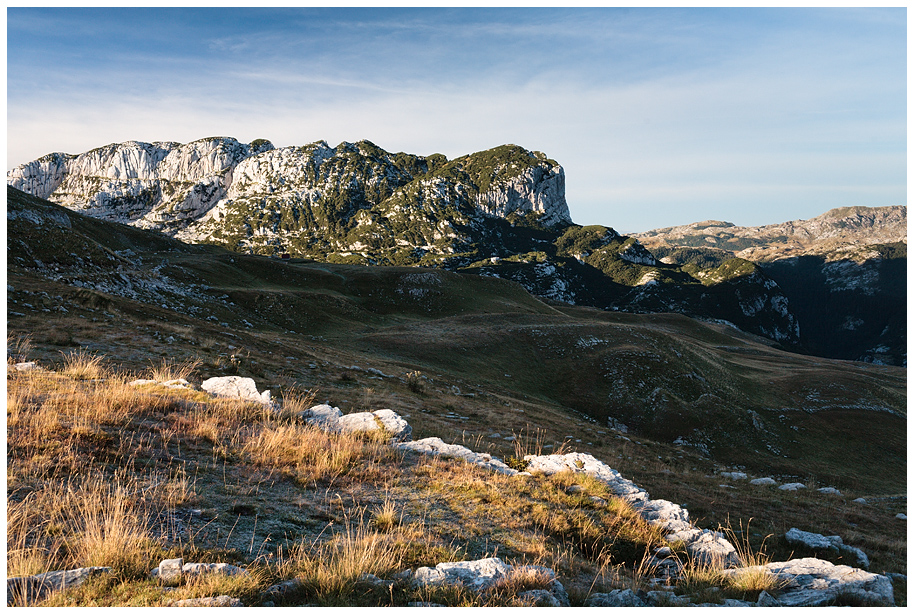 Измечай и Лойяник - няколко масивни рида от бял мрамор, обрасли с рядък клек