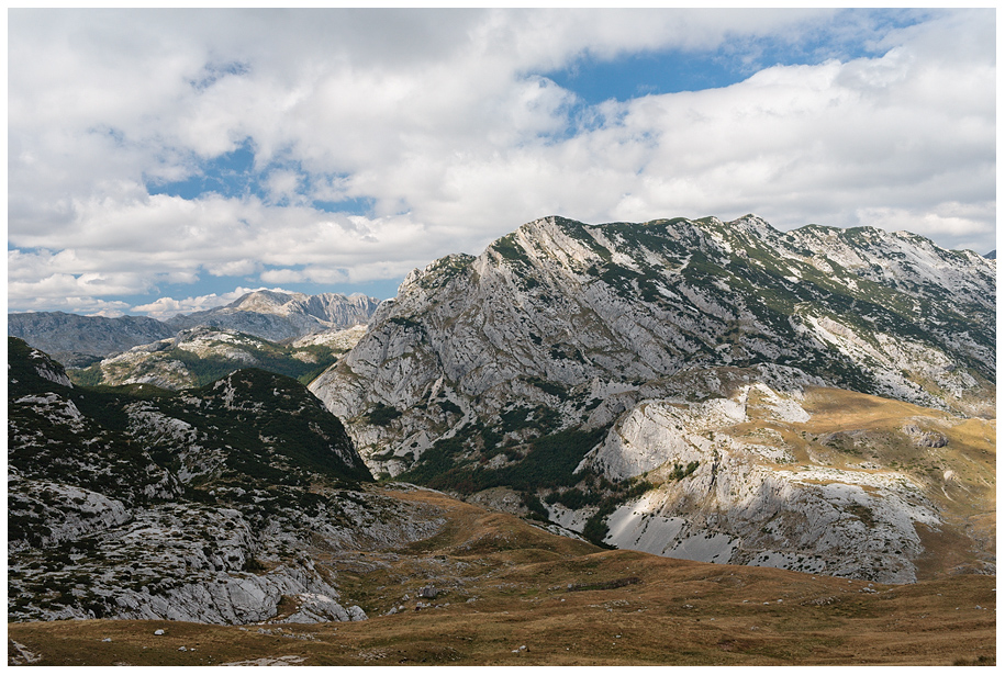 Ридовете Измечай и Лойяник, между тях през Клещина се провира р. Комарница (Пива в горното си течение)