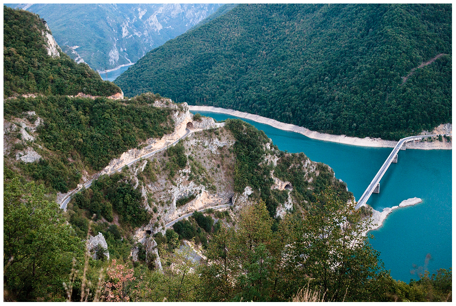 Безумното слизане от Пивското плато към езерото на река Пива и гр. Плужине