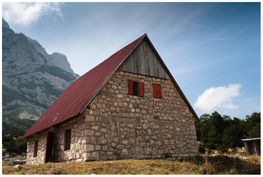 Единствената хижа Планинарски дом, вътре е като конюшня