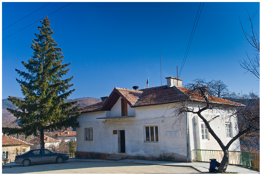 Кметството на Гега - оттук започва червената маркировка до в. Билска чука