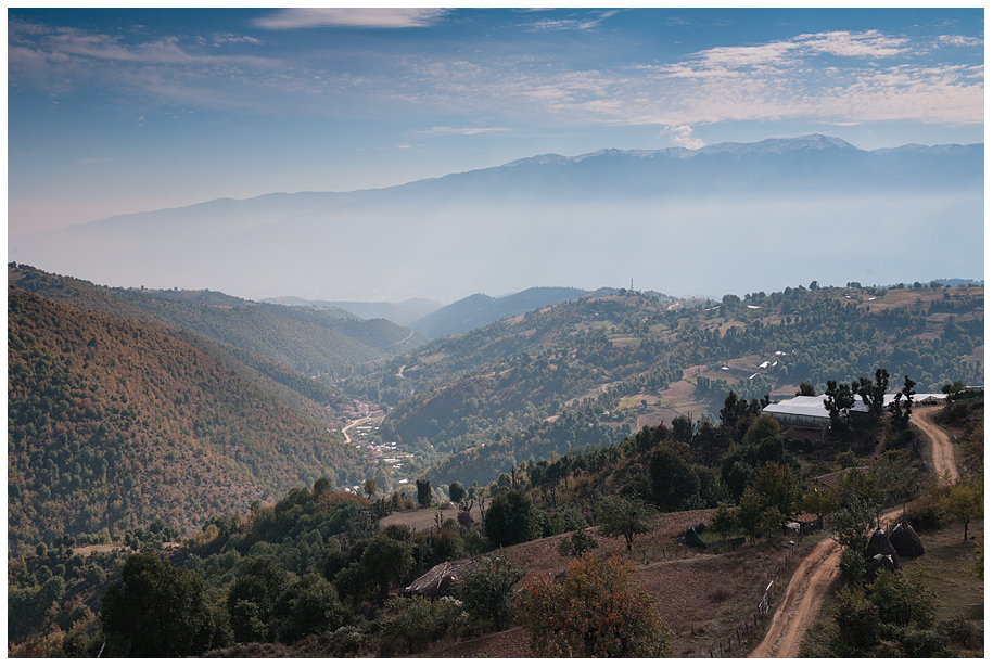 Долината на Рибнишка река и северните скатове на Беласица насреща