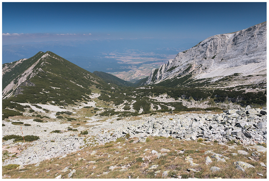 Циркусът Разложки суходол, вляво Окаден, вдясно - Стъпалата (Събите)