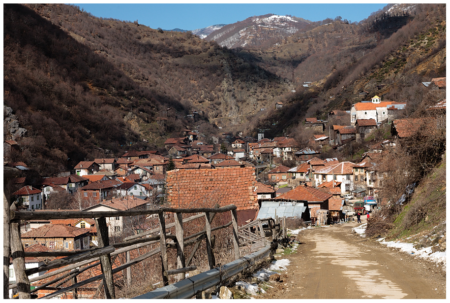 Панорама към село Пирин от пътя