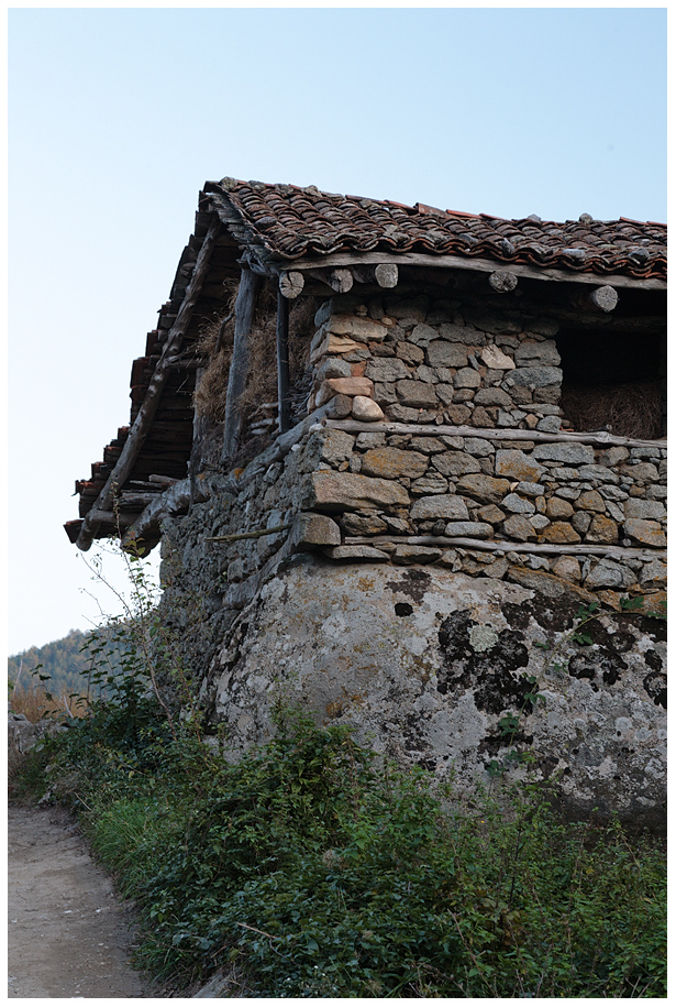 Къщата с камъка в село Парил