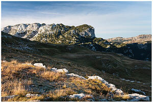 Измечай и Лойяник - няколко масивни рида от бял мрамор, обрасли с рядък клек
