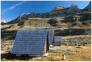 Бунгалата под Седло, насреща Увита греда