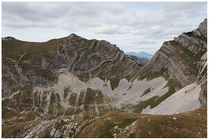 Шарени пасови с връх Щит и портата Самар