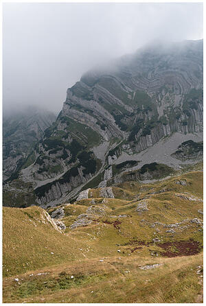 Шарени пасови в мъглата, гледка от Шкръчко ждрело