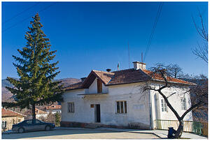 Кметството на Гега - оттук започва червената маркировка до в. Билска чука