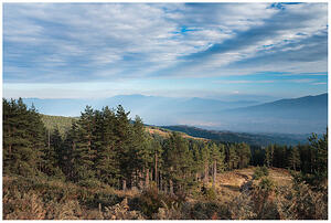 Гледка към Петричкото поле и планината Алиботуш