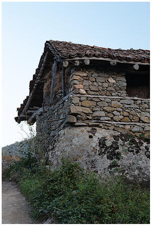 Къщата с камъка в село Парил